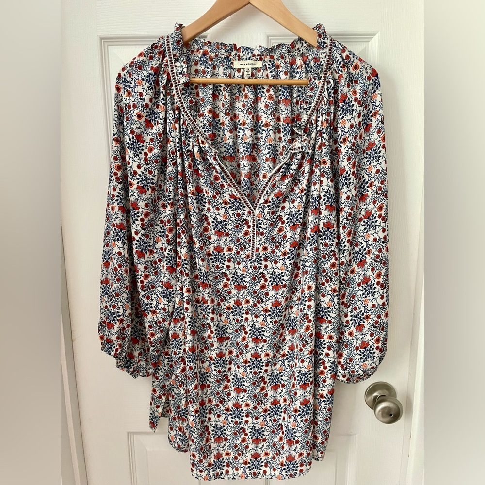 Max Studio, size 2x, floral blouse, gathered at wrist, 3/4 sleeve.